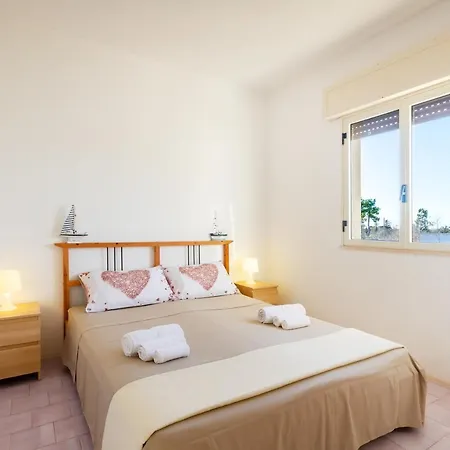 Luxury Air-conditioned Sleeps 10 Torre Lapillo Villa *