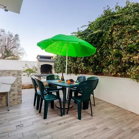Luxury Air-conditioned Sleeps 10 Torre Lapillo Villa *