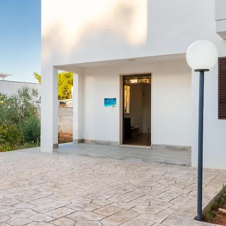 Luxury Air-conditioned Sleeps 10 Torre Lapillo Villa Porto Cesareo