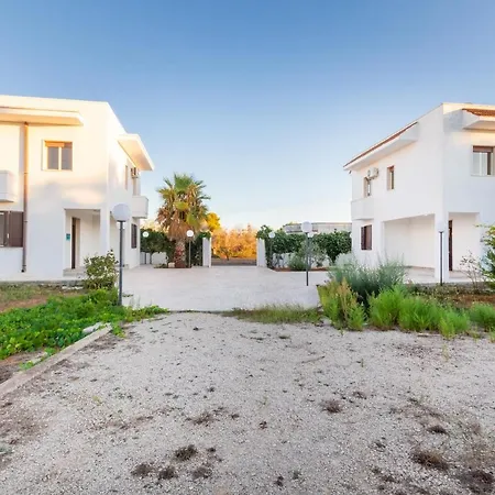 Luxury Air-conditioned Sleeps 10 Torre Lapillo Villa *